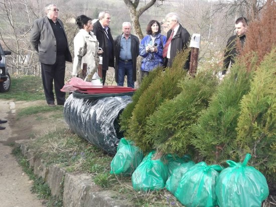 СПС делегација посетила спомен комлекс у селу Слатина