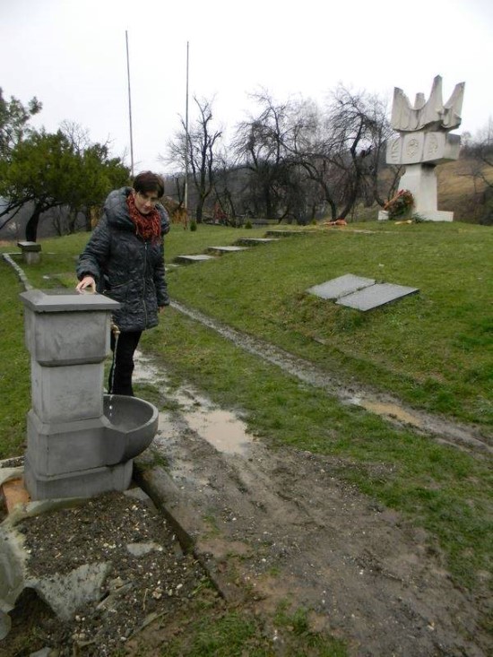 Донацијом градског одбора СПС-а Крушевац у насељеном месту Слатина, постављена је чесма са водом за пиће